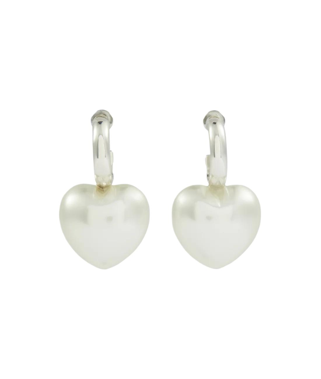 Heart-embellished pearl earrings