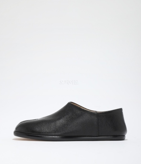 TABI LEATHER SLIP ON SHOES IN BLACK