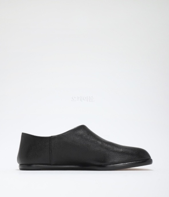 TABI LEATHER SLIP ON SHOES IN BLACK