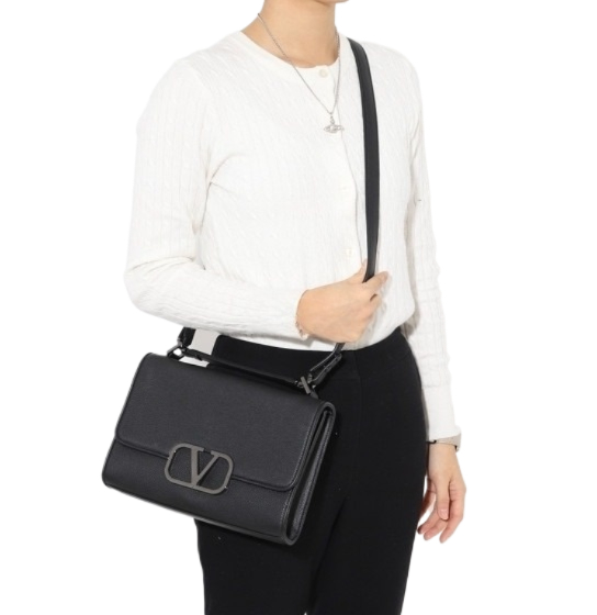 V logo shoulder bag