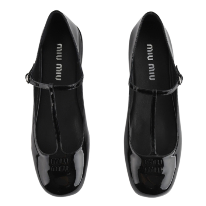 Patent leather ballerina shoes