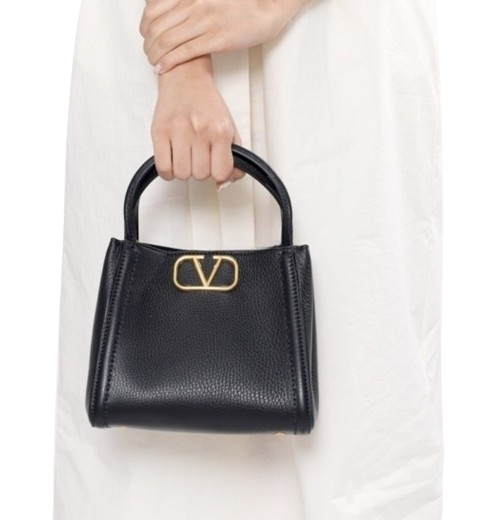 V logo shoulder bag