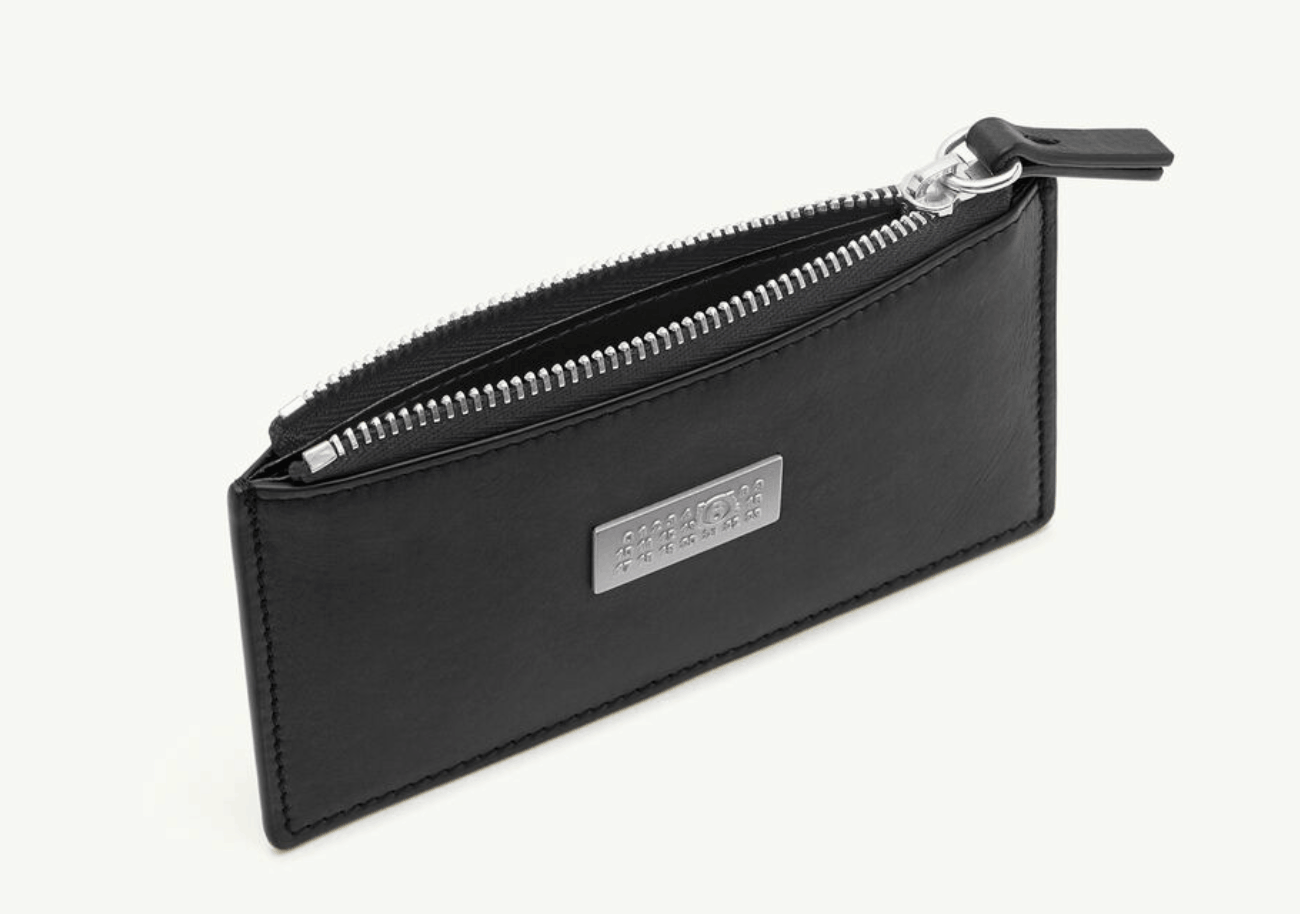 Zipped cardholder
