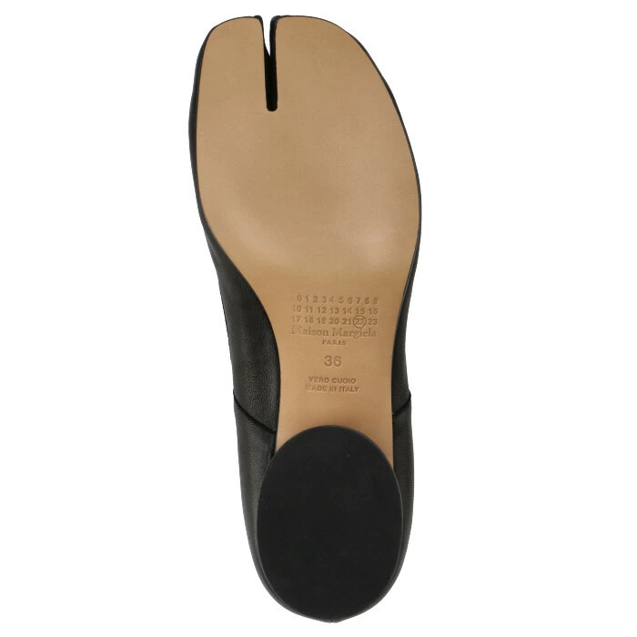 BALLET FLATS WITH ‘TABI’ TOE