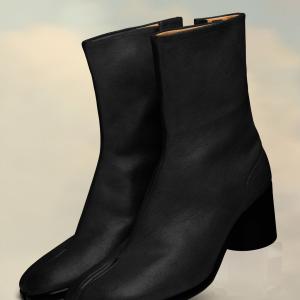 Tabi ankle boots in Black