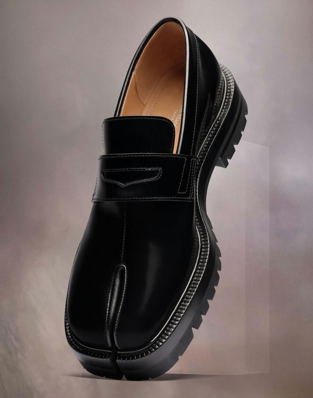 Tabi loafers in Black