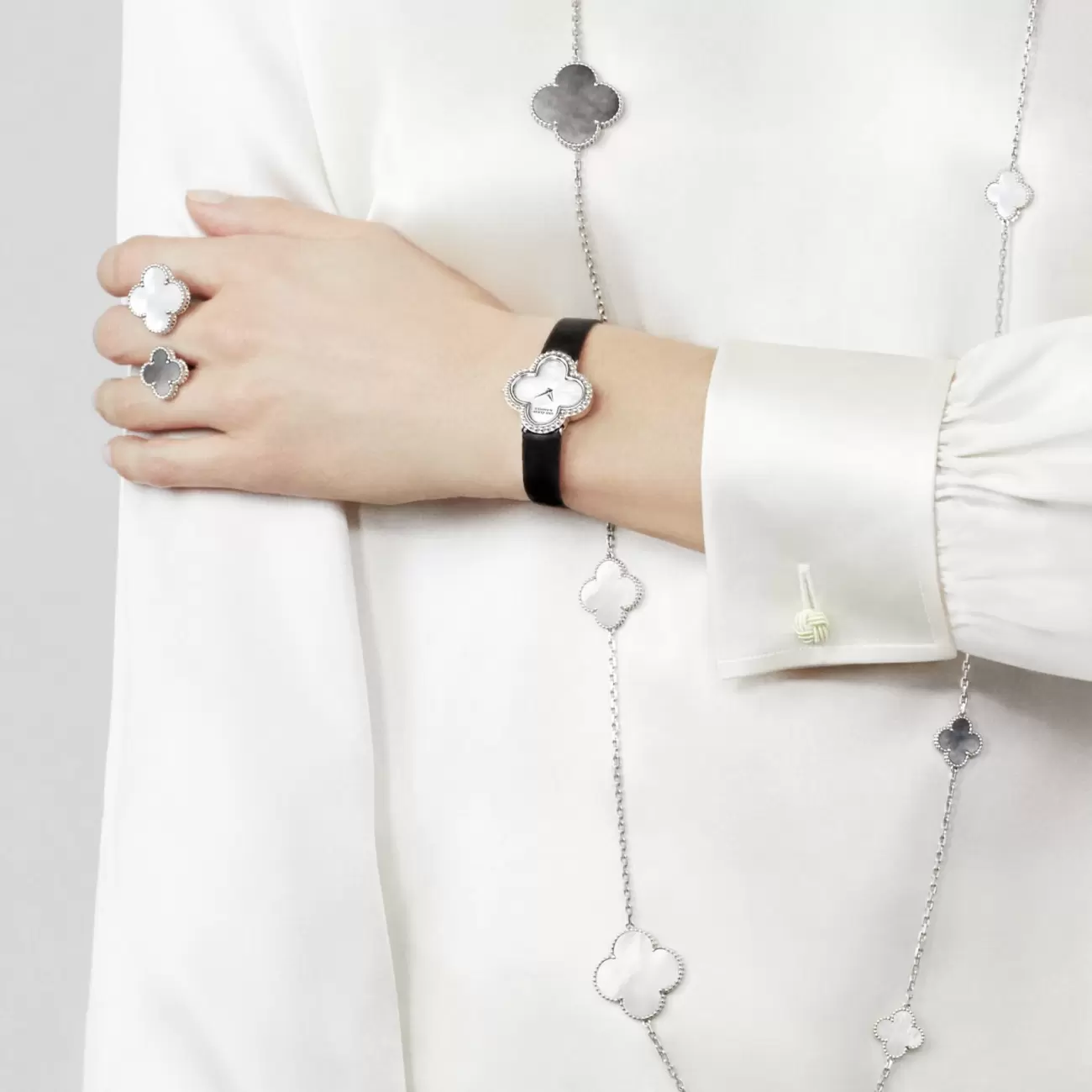 Magic Alhambra Between the Finger Ring