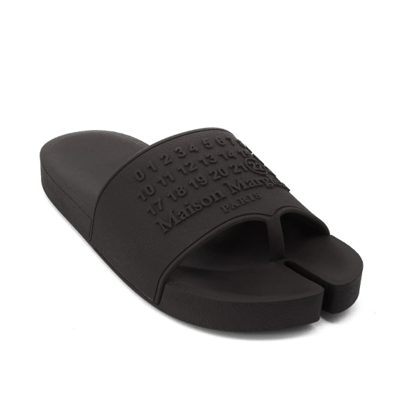 LOGO EMBOSSED TABI SLIDERS BLACK IN BLACK