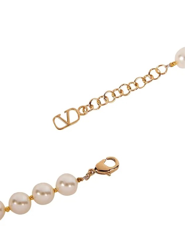 Signature V logo pearl necklace free