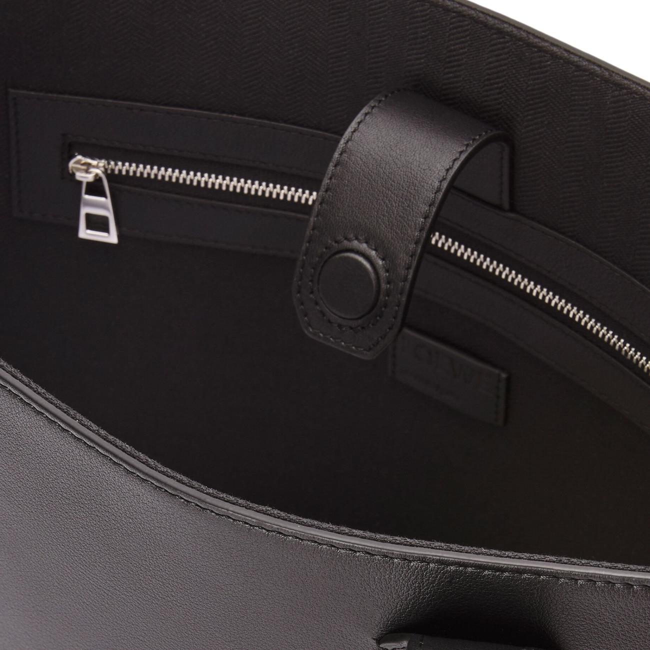 Buckle Horizontal tote in classic calfskin