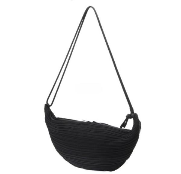 Leaf pleated bag