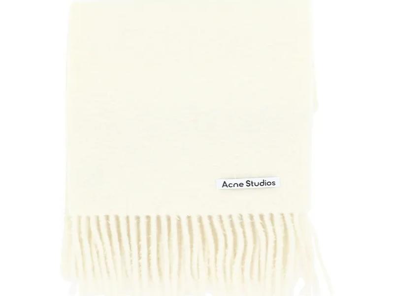 Fringed wool scarf